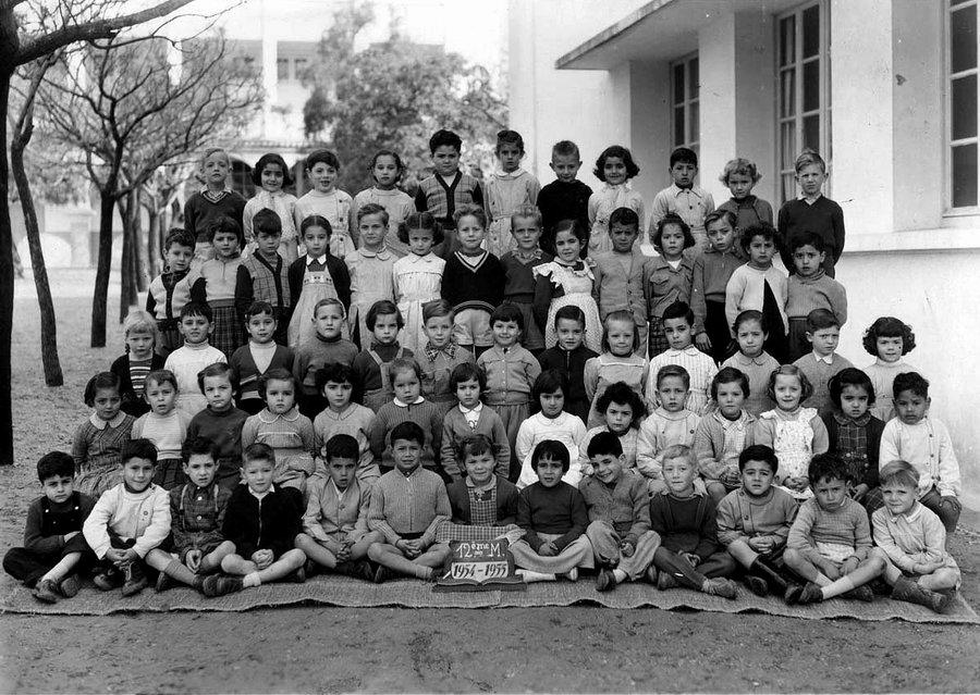 s_1954-1955_12eme M.jpg - Lycée Saint Aulaire- TANGER / MAROC - Année scolaire 1954-1955. Classe MaternellePhoto communiquée par Christine De Poortere.Saint Aulaire, Classe de maternelle 1954-55.Malheureusement, je ne me rappelle pas de beaucoup de noms - mais on était 65 dans cette photo!de gauche à droite1er rang: derrière la pancarte: Anne ?2ème rang, X, Clotilde ?, Danièle Quiot, X, X, Muriel Platon, X, X, X, X, X,X, X, Zineb Rekiouak, X3éme rang: Louise Lebrun (3ème à droite)4ème rang: X, Alegria Assayag, X, Alegria Marrache, X, X, X, X, Margaret Toledano, X,X,X,X,X5ème rang:X,X, Joseph Cohen, X,X,X,X,X,X, Christine De Poortere, XCe qui est asssez incroyable, c'est que beaucoup d'entre nous ont étéensemble de la maternelle à la terminale...